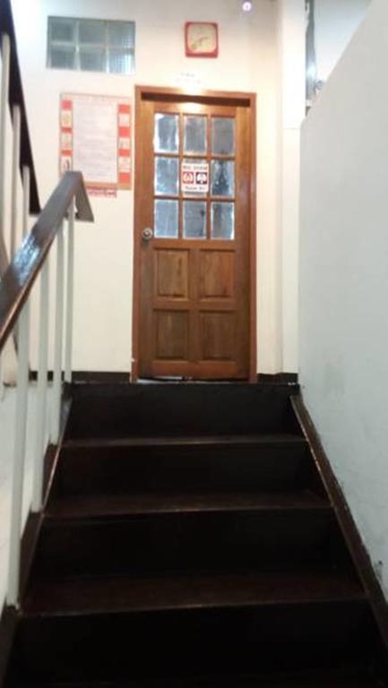 Rest Inn Dormitory Guesthouse Bangkok Exterior photo